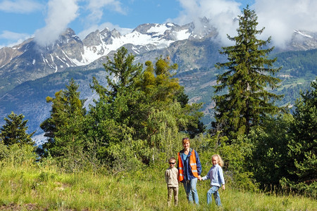 夏季山坡家庭瑞士阿尔卑斯山图片