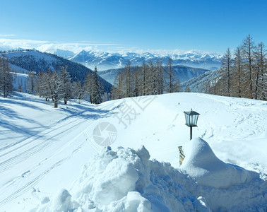 Dachstein山群奥地利和旅馆入口附近的灯图片