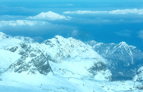 Dachstein山地表顶部奥利的冬季荒凉景色高清图片