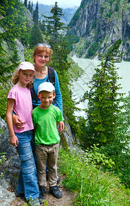 夏季山地景观和坡上的家庭瑞士阿尔卑斯山图片
