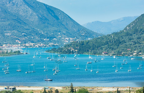 许多帆船停靠在海湾Hazy夏季莱夫卡达海岸风景尼德里希腊爱奥尼亚海图片