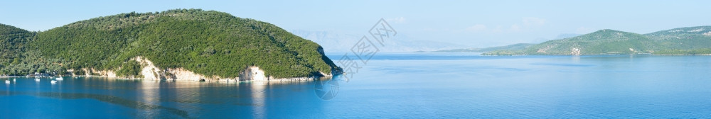 巴德里山夏季莱夫卡达海岸线全景和在湾的航行者希腊奈德里背景