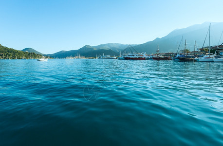 海湾的游轮和登山船HazyLefkada夏季海岸景观尼德里希腊爱奥尼亚海图片