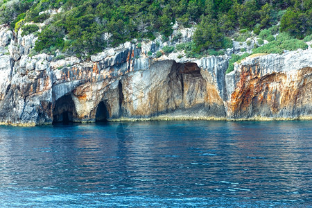 蓝色海渡轮蓝色洞穴Zakynthos希腊斯基纳里角背景
