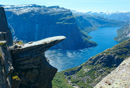 TrolltungaTrolls舌头夏天的景象挪威环礁湖图片