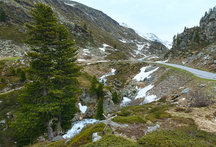 夏季山地景观附近有公路溪流和男孩瑞士福卢拉山图片