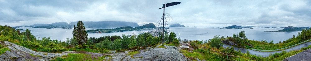 阿列森德镇挪威夏季风云从天而降全景图片
