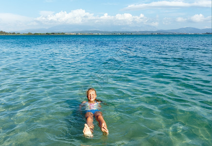 享受海水清洁的快乐女孩希腊莱夫卡达图片