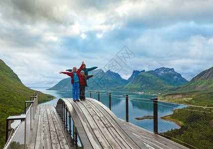 夏季Senja海岸挪威极日的木桥家庭观点图片