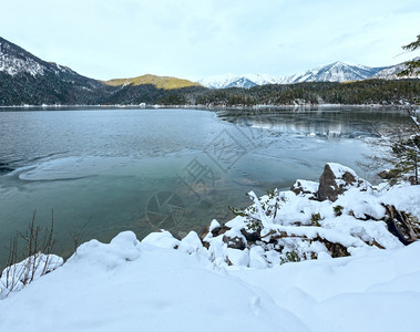 在德国巴伐利亚的伊布西湖冬季风景中地表和雪上漂浮着薄层的冰图片