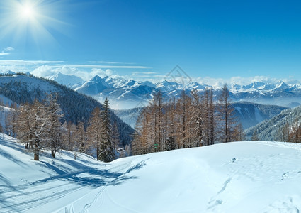 Dachstein山群和滑雪场附近的温冬林奥地利高清图片