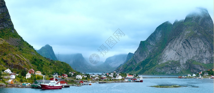 夏云Lofoten渔业村Reine挪威图片