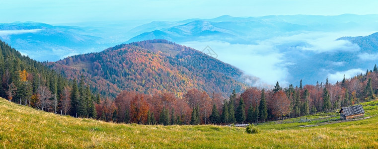 上午秋天山高原全景和畜牧棚喀尔巴阡山乌克兰图片