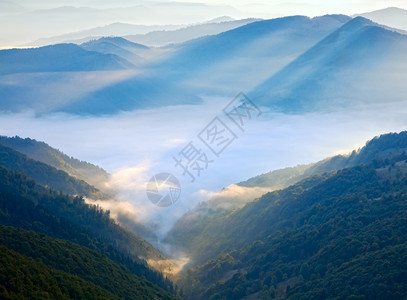 清晨秋天山风有日光和烟雾图片