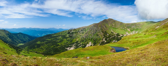 夏山峡谷上的阿尔卑斯湖Brebeneckul乌克兰科霍诺格拉海脊喀尔巴阡山图片