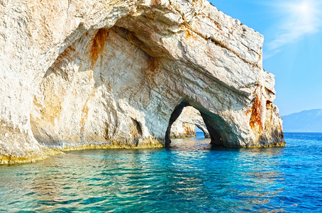 充气拱门从船上看到蓝色洞穴Zakynthos希腊斯基纳里角背景