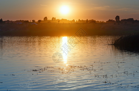 阳光反射的日落湖夏季风景图片