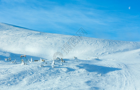 冬晨山上升起滑雪蓝天上升起月亮背景图片