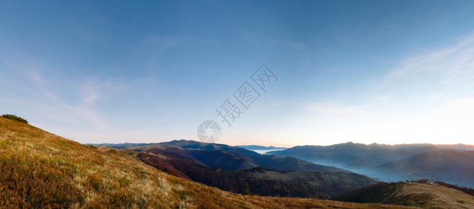 秋天前的山峰全景云层和最后的星辰在天空中图片