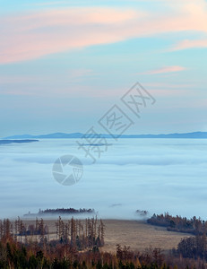 美丽的夕阳风景山坡上满是粉色云彩塔特拉斯高地洛伐克图片