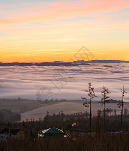 奇妙的日出风景充满多彩的天空和山坡上云图片