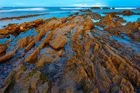 黄昏的海洋岸有尖锐的分层岩大西洋班牙图片