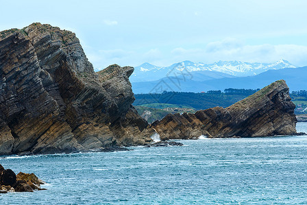 大西洋岩石海岸线地貌西班牙和山上背景下雪图片