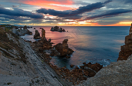 PortioBeach附近皮亚戈斯坎塔布里亚西班牙的大洋礁岩石海岸线日落图片