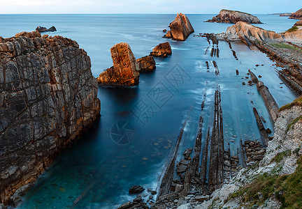 PortioBeach附近皮亚戈斯坎塔布里亚西班牙的大洋海岩石岸线夜景图片