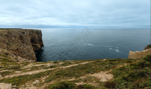夏季大西洋岩石海岸圣文森特角萨格雷斯阿尔加夫葡萄牙南部图片