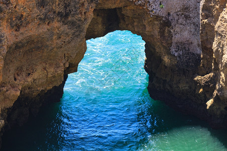 通过岩石拱门PontadaPiedade拉各斯阿尔加夫葡萄牙图片