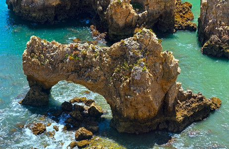 尖形拱门PontadaPiedade葡萄牙阿尔加韦拉各斯镇沿岸岩石形成群背景