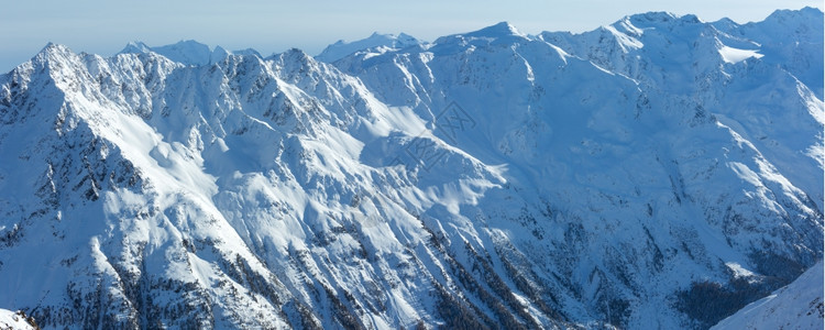 在雪坡上从木屋滑升起的冬季山景奥地利提洛尔图片