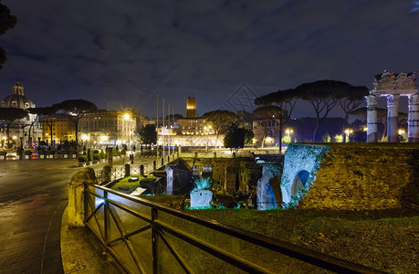 罗马之夜意大利从左到右玛丽和特拉扬最圣名教堂专栏特拉詹斯市场论坛和凯撒金星吉纳特雷斯寺右图片