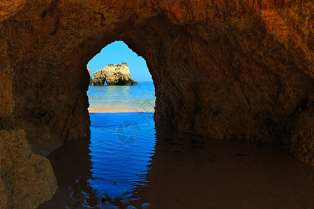 从海边通过岩石拱门多斯特雷伊尔马奥波蒂阿尔沃加维葡萄牙图片