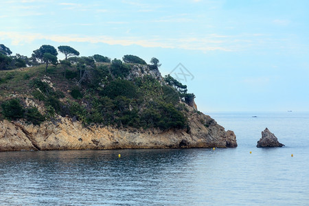 西班牙科斯塔布拉瓦的帕莫斯附近沿海夏季早晨风景图片