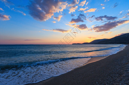 美丽的夏季海日落风景阿尔巴尼亚博什的海滩图片