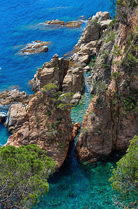 夏季海洋岩石岸景观西班牙加泰罗尼亚图片