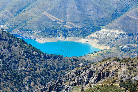 西班牙格拉纳达附近的内华山公园蓝湖夏季山地景观背景图片