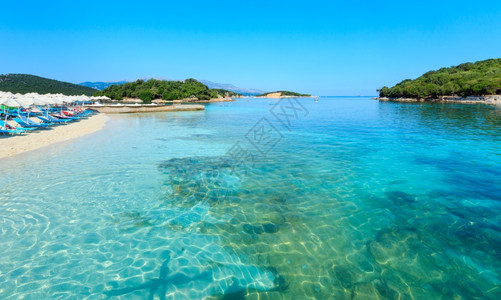美丽的爱奥尼亚海IonianSea有清晰的绿水和晨夏日海岸风景来自滩Ksamil阿尔巴尼亚Ksamil人们无法辨认图片