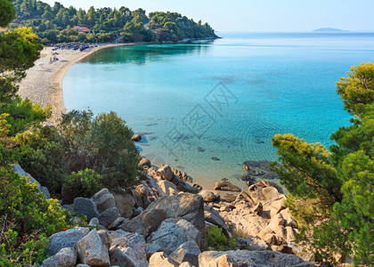 早晨沙滩Kaviou海滩夏季最佳景色NikitiSithoniaHalkidiki希腊人们无法辨认图片
