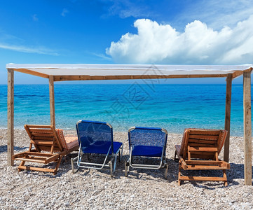夏季早上沙滩带水和防晒床阿尔巴尼亚两针缝合图像图片