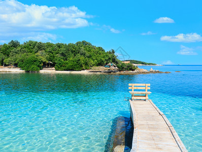 美丽的爱奥尼亚海IonianBeautifulSea有明亮的绿水木头码和清晨的夏日海岸风景来自滩阿尔巴尼亚克萨米尔蓝色天空和一些图片