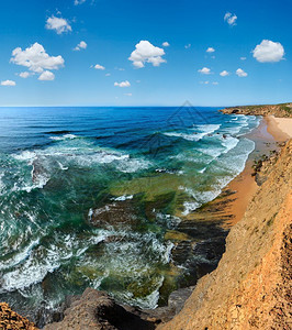 夏季大西洋海岸景观和Monte Clerigo海滩(葡萄牙阿尔热苏、加夫),深蓝天空云层积聚。三缝合高分辨率图像。图片