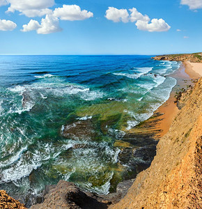 夏季大西洋海岸景观和Monte Clerigo海滩(葡萄牙阿尔热苏、加夫),蓝天云层积聚三缝合高分辨率图像。图片