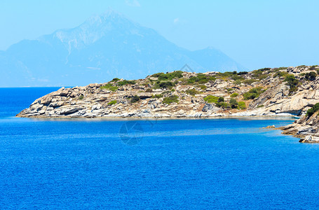 夏季海洋风景水和阿多斯山为海平面和从岸看锡多尼亚哈尔基迪希腊图片