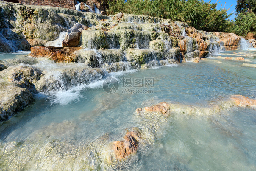 意大利托斯卡纳Grosseto的Saturtia热浴场自然温泉瀑布和图片