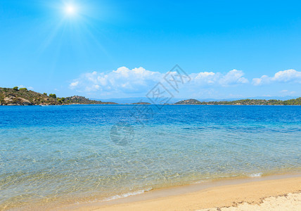 夏季阳光般的海岸景观利瓦里海滩哈尔基迪锡索尼亚希腊图片