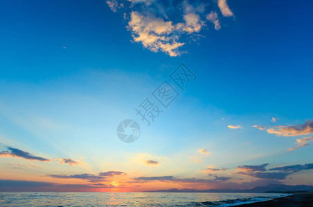 美丽的天空景色海滩上有热带日落图片