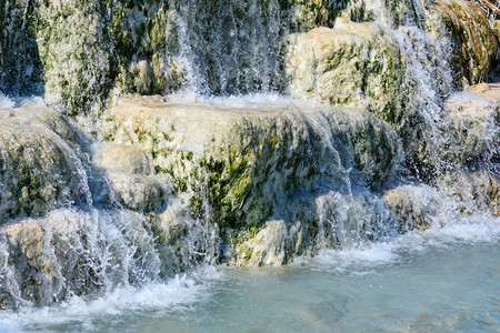 意大利托斯卡纳Grosseto的Saturtia热浴场自然温泉瀑布和背景